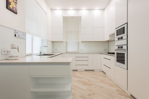 Почему белая кухня выглядит плоско: роль света и тени
