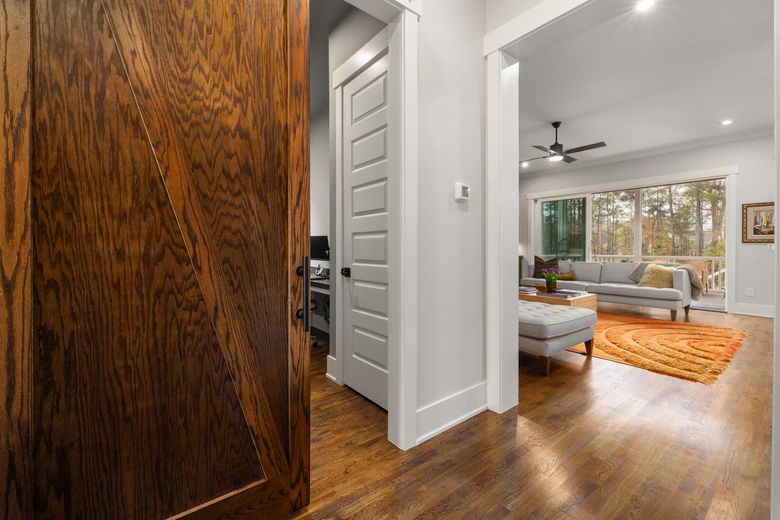Какие материалы и механизмы лучше всего подходят для скрытого кабинета?